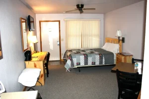 Kitchenette w/Queen and Cot